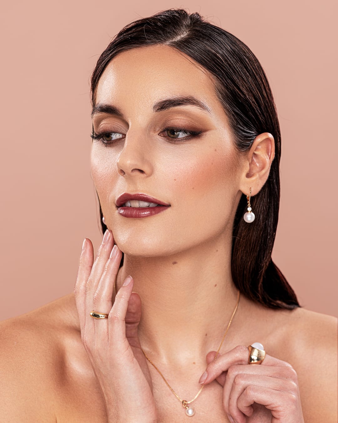 Beauty-Porträt eines Models mit Perlenohrringen und passendem Schmuck